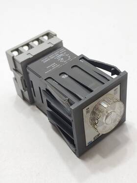 Gt3p-2af20 Idec Wiith Base . Power Ac100-240v Contact Rating 0.6a 250vac