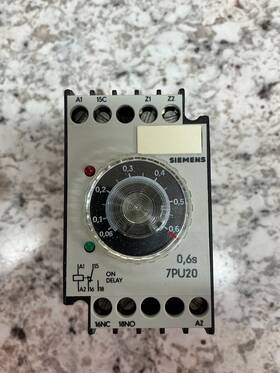 7pu2040-0aj33 Siemens Free Shipping Time Relay 0.06s -0.6s New